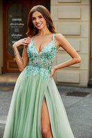 Laden Sie das Bild in den Galerie-Viewer, A-Linie V-Ausschnitt Schlitz Tüll Hellgrünes Ballkleid mit Perlen