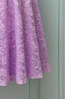 Laden Sie das Bild in den Galerie-Viewer, Lavendel Scoop Spitzenkleid