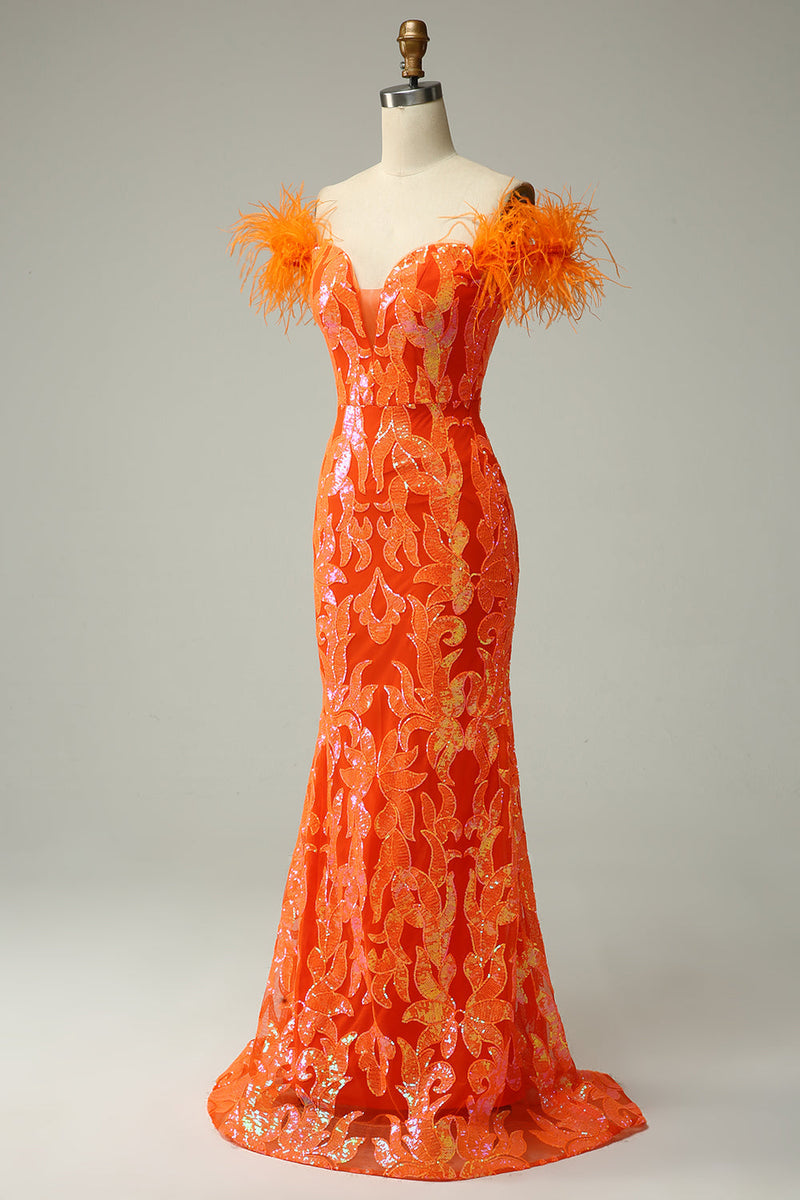 Laden Sie das Bild in den Galerie-Viewer, Orange Pailletten Schulterfreies Meerjungfrau Ballkleid mit Federn