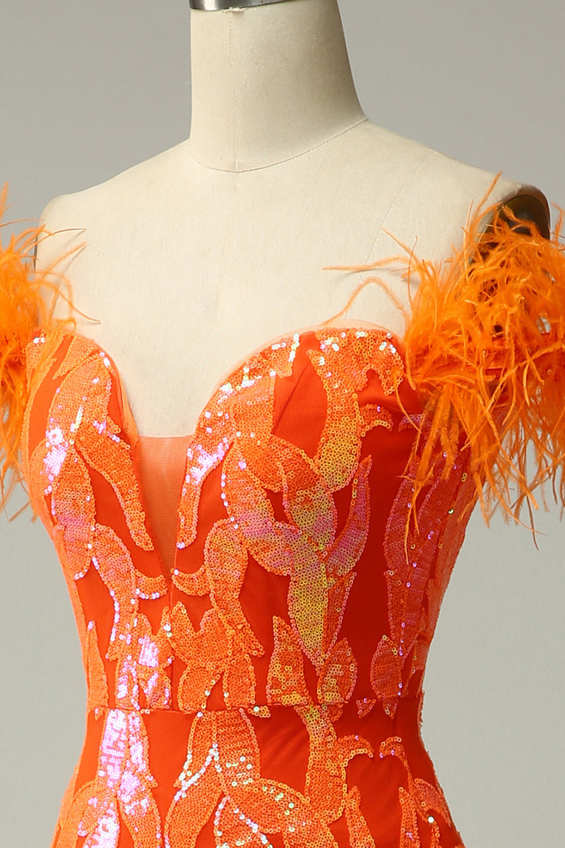 Laden Sie das Bild in den Galerie-Viewer, Orange Pailletten Schulterfreies Meerjungfrau Ballkleid mit Federn