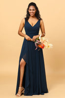 Laden Sie das Bild in den Galerie-Viewer, Marineblaues V-Ausschnitt Chiffon Brautjungfernkleid mit Rüschen