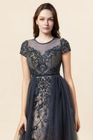 Laden Sie das Bild in den Galerie-Viewer, Glitzerndes dunkelgraues Perlen langes Ballkleid