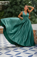 Laden Sie das Bild in den Galerie-Viewer, Grün Tiefem V-Ausschnitt Langes Brautjungfernkleid