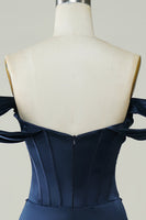 Laden Sie das Bild in den Galerie-Viewer, Rotes schulterfreies asymmetrisches enges kurzes Abiballkleid