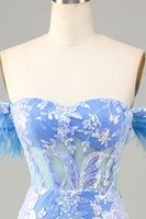 Laden Sie das Bild in den Galerie-Viewer, Schulterfreie Scheide Blaues kurzes Abiballkleid mit Feder
