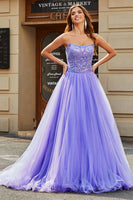 Laden Sie das Bild in den Galerie-Viewer, Atemberaubendes trägerloses lila langes Ballkleid in A-Linie mit Perlen