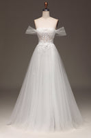 Laden Sie das Bild in den Galerie-Viewer, Weißes schulterfreies A-Linie Korsett Ballkleid mit Applikationen