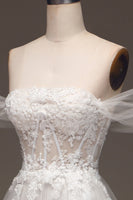 Laden Sie das Bild in den Galerie-Viewer, Weißes schulterfreies A-Linie Korsett Ballkleid mit Applikationen