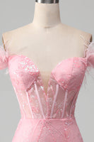 Laden Sie das Bild in den Galerie-Viewer, Meerjungfrau schulterfreies glitzerndes rosa Federkorsett Ballkleid mit Schlitz