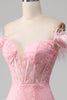Laden Sie das Bild in den Galerie-Viewer, Meerjungfrau schulterfreies glitzerndes rosa Federkorsett Ballkleid mit Schlitz