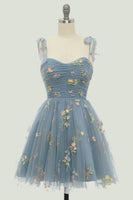 Laden Sie das Bild in den Galerie-Viewer, Graublau Kurzes A-Linie Abschlussballkleid mit Stickerei