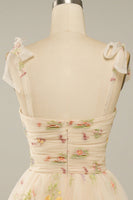 Laden Sie das Bild in den Galerie-Viewer, Herzausschnitt Champagner Kurzes Abiballkleid mit Stickerei