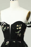 Laden Sie das Bild in den Galerie-Viewer, A-Linie Schwarzes schulterfreies Abiballkleid