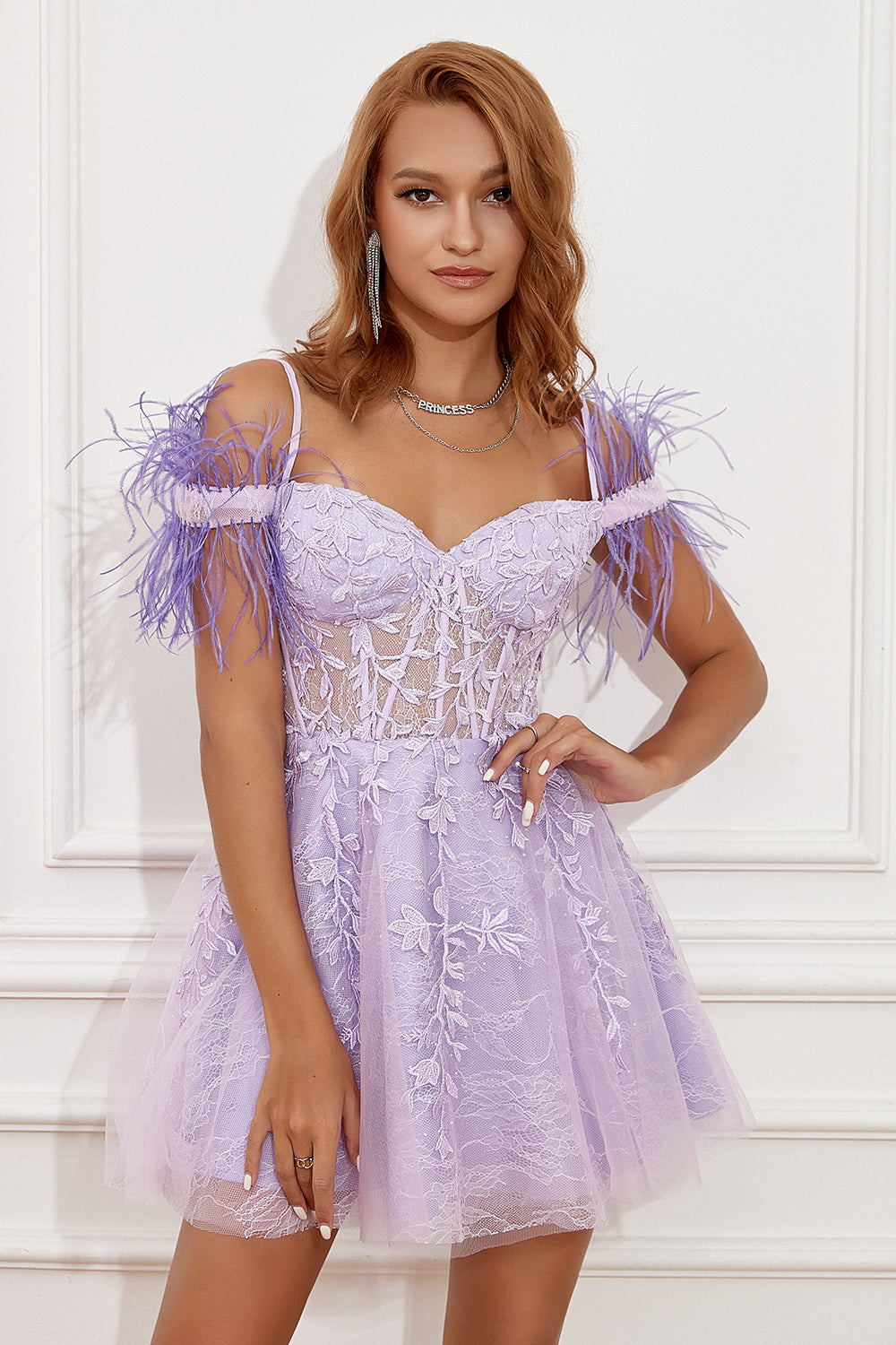 Lavendel Schulterfreies Abiballkleid mit Federn