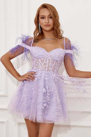 Lavendel Schulterfreies Abiballkleid mit Federn