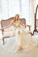 Laden Sie das Bild in den Galerie-Viewer, Elegantes A Linie Champagner Übergröße Ballkleid mit Applikationen