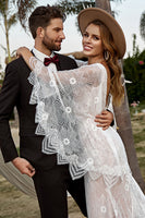 Laden Sie das Bild in den Galerie-Viewer, Elfenbein und Champagner Spitze Boho Brautkleid mit Cape