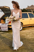 Laden Sie das Bild in den Galerie-Viewer, Elfenbein und Champagner Spaghettiträger Meerjungfrau Spitze Strand Brautkleid mit Sweep Train