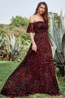 Laden Sie das Bild in den Galerie-Viewer, A-Linie Schulterfreies Burgunder langes Ballkleid mit Gürtel