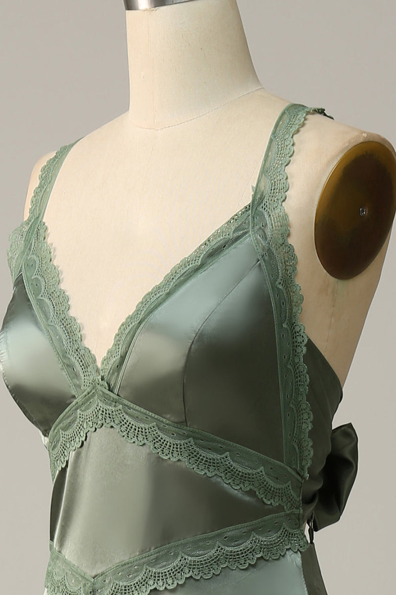Laden Sie das Bild in den Galerie-Viewer, V-Ausschnitt Offenes Rücken Staubgrünes Brautjungfernkleid mit Spitze