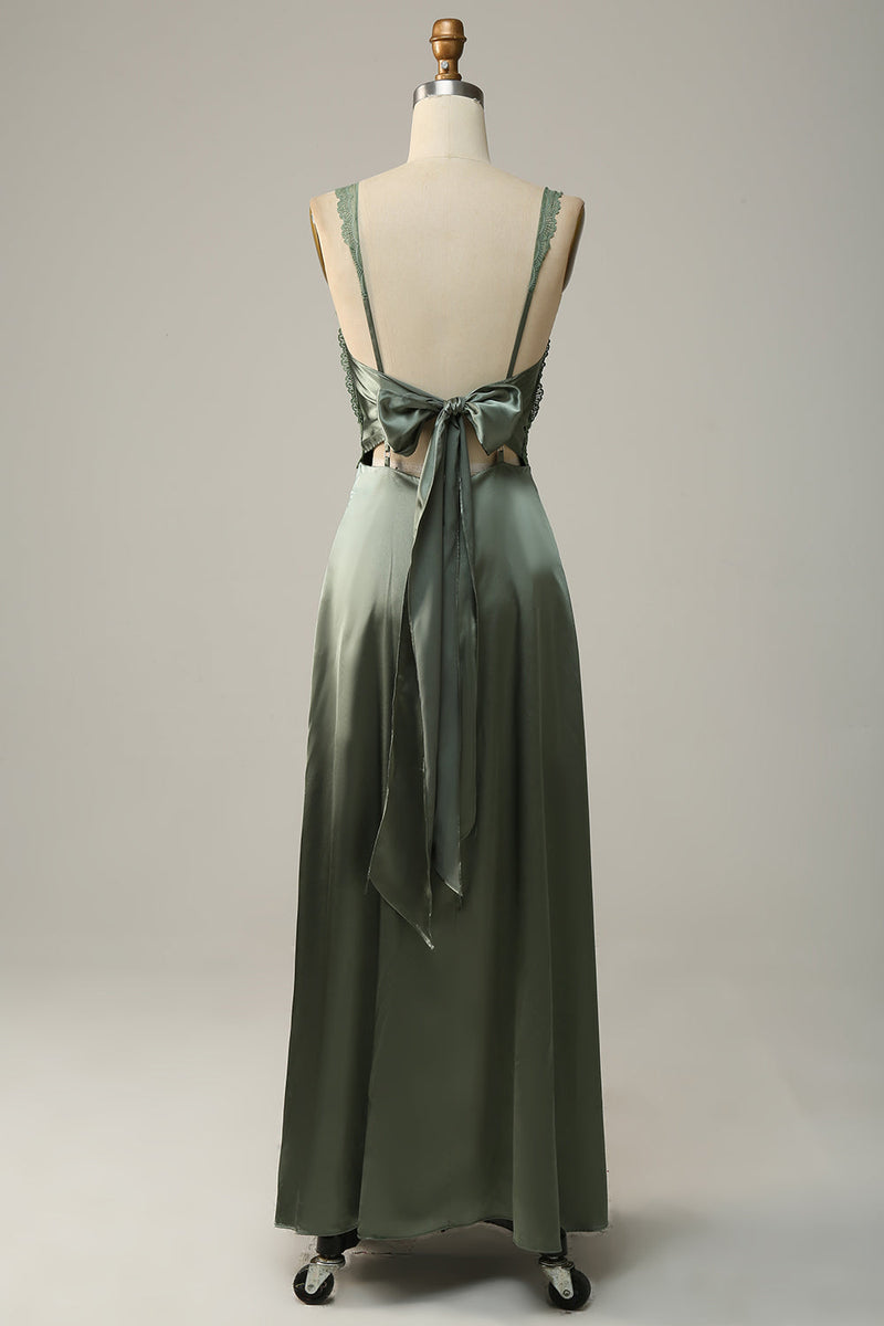 Laden Sie das Bild in den Galerie-Viewer, V-Ausschnitt Offenes Rücken Staubgrünes Brautjungfernkleid mit Spitze