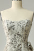 Laden Sie das Bild in den Galerie-Viewer, Etui Herzausschnitt Grau bedrucktes Brautjungfernkleid mit Gürtel