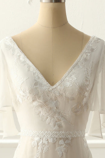 Langes Elfenbein V-Ausschnitt Brautkleid mit Applikationen