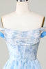 Laden Sie das Bild in den Galerie-Viewer, Niedliches schulterfreies blaues bedrucktes kurzes Cocktailkleid mit Rüschen
