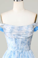 Laden Sie das Bild in den Galerie-Viewer, Niedliches schulterfreies blaues bedrucktes kurzes Cocktailkleid mit Rüschen