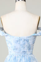 Laden Sie das Bild in den Galerie-Viewer, Niedliches schulterfreies blaues bedrucktes kurzes Cocktailkleid mit Rüschen