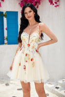 Laden Sie das Bild in den Galerie-Viewer, Stilvolles A Linie Spaghetti-Träger Champagner Kurzes Cocktailkleid mit Applikationen