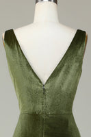 Laden Sie das Bild in den Galerie-Viewer, V-Ausschnitt Ärmelloses Olivgrün Brautjungfernkleid aus Samt