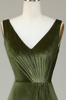 Laden Sie das Bild in den Galerie-Viewer, V-Ausschnitt Ärmelloses Olivgrün Brautjungfernkleid aus Samt