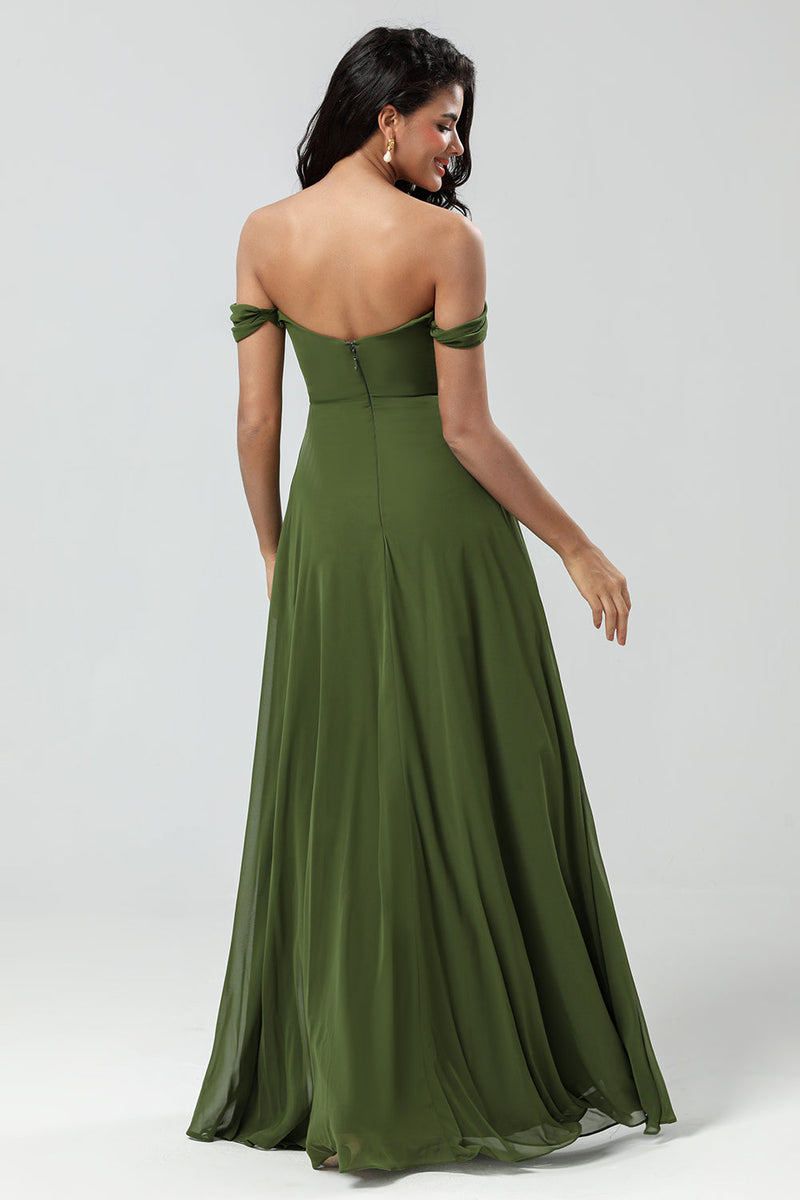 Laden Sie das Bild in den Galerie-Viewer, Schulterfreies olive Brautjungfernkleid mit Schlitz