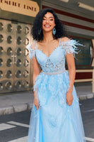 Laden Sie das Bild in den Galerie-Viewer, Schulterfreies hellblaues Korsett Ballkleid mit Feder