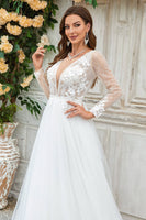 Laden Sie das Bild in den Galerie-Viewer, Tiefer V-Ausschnitt Elfenbein Tüll Brautkleid mit Spitze