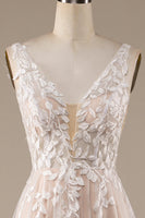 Laden Sie das Bild in den Galerie-Viewer, Champagner Rückenfreies V-Ausschnitt Tüll Brautkleid mit Spitze