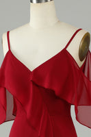 Laden Sie das Bild in den Galerie-Viewer, Asymmetrisches kaltes Schulter Burgunderrotes langes Brautjungfernkleid mit Rüschen