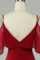 Laden Sie das Bild in den Galerie-Viewer, Asymmetrisches kaltes Schulter Burgunderrotes langes Brautjungfernkleid mit Rüschen