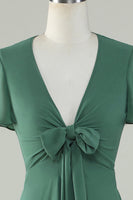 Laden Sie das Bild in den Galerie-Viewer, V-Ausschnitt Kurzarm Eukalyptus Brautjungfer Kleid mit Schleife
