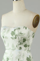 Laden Sie das Bild in den Galerie-Viewer, Asymmetrisches trägerloses bedrucktes grünes langes Brautjungfernkleid