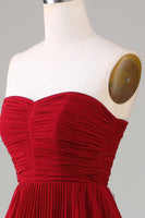 Laden Sie das Bild in den Galerie-Viewer, Trägerloses gestuftes burgunderrotes langes Brautjungfernkleid