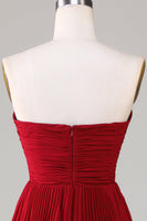 Laden Sie das Bild in den Galerie-Viewer, Trägerloses gestuftes burgunderrotes langes Brautjungfernkleid