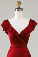 Laden Sie das Bild in den Galerie-Viewer, Burgunderrotes Brautjungfernkleid mit V-Ausschnitt und Rüschen