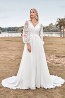 Laden Sie das Bild in den Galerie-Viewer, A Linie V-Ausschnitt Elfenbein Chiffon Pinsel Schleppe Boho Brautkleid mit Spitze