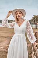 Laden Sie das Bild in den Galerie-Viewer, A Linie V-Ausschnitt Elfenbein Chiffon Pinsel Schleppe Boho Brautkleid mit Spitze