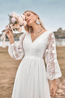 Laden Sie das Bild in den Galerie-Viewer, A Linie V-Ausschnitt Elfenbein Chiffon Pinsel Schleppe Boho Brautkleid mit Spitze