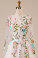 Laden Sie das Bild in den Galerie-Viewer, Langärmeliges Elfenbein Brautkleid aus Tüll mit Stickerei