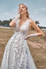 Laden Sie das Bild in den Galerie-Viewer, A Linie Tüll Elfenbein Brautkleid mit Applikationen