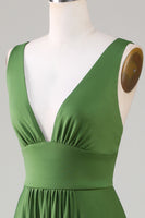 Laden Sie das Bild in den Galerie-Viewer, Olivgrünes ärmelloses langes Brautjungfernkleid mit tiefem V-Ausschnitt